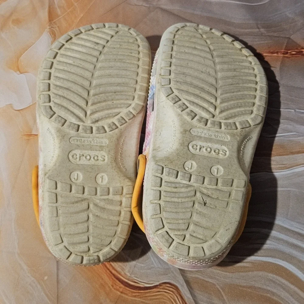 Crocs Girls J1 Classic Clogs Paint Splatter Tie Dye Yellow Orange Shoes